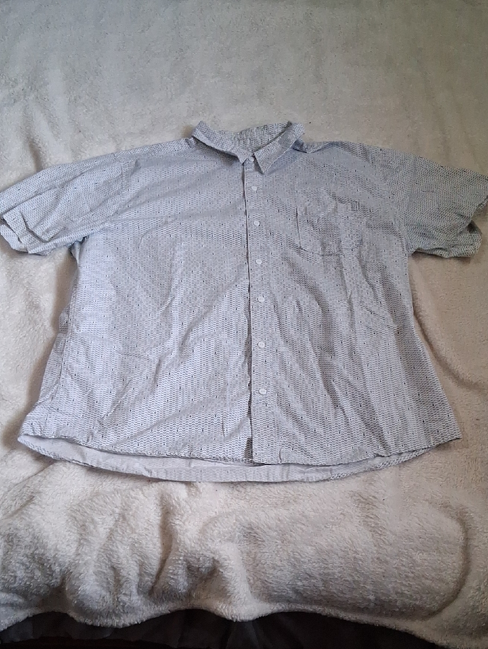 Haggar Light Gray Short-Sleeve Button-Down Shirt with Subtle Pattern